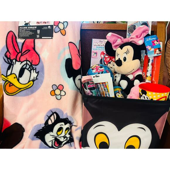 Minnie Mouse large Easter bundle with 50x70 pink soft throw, medium Minnie plush - Picture 4 of 7